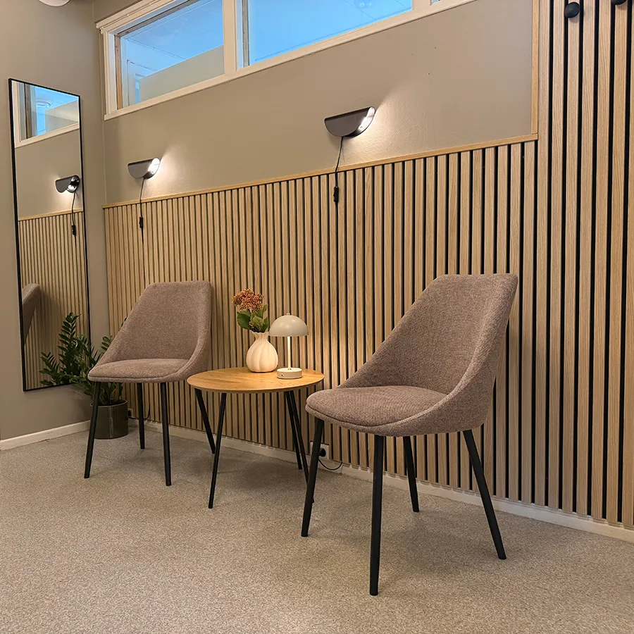 Venteområde med stoler og bord