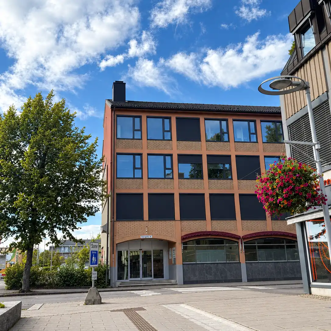 Fasaden til bygget hvor Askimtanna holder til, sett fra utsiden en solskinnsdag